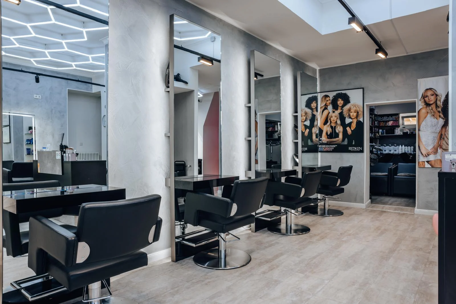 Moderner Innenraum von Headmasters & Beauty München