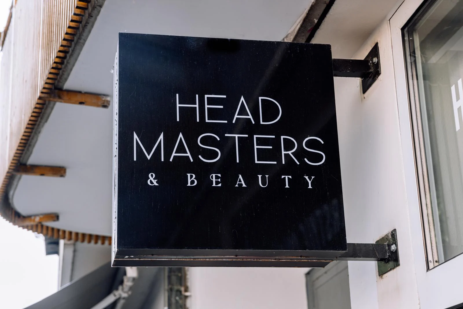 Headmasters & Beauty Salonschild in der Klenzestraße in München